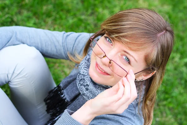 Die Person des jungen Mädchens mit Brille — Stockfoto
