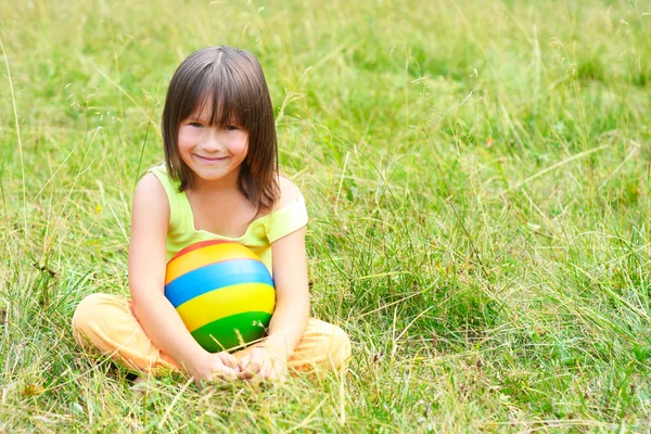 The child sits on a grass — Stock Photo, Image