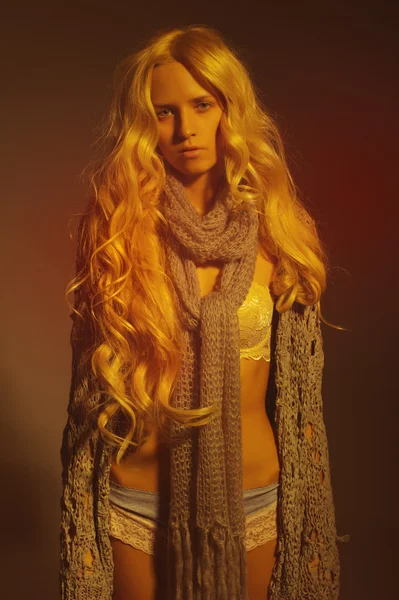 De blond meisje op een grijze achtergrond — Stockfoto