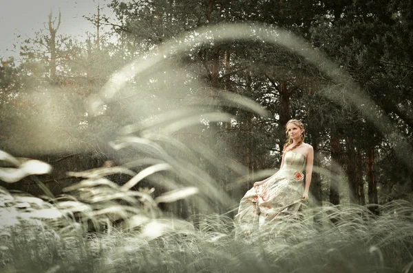 Portrait de femme dans la forêt de fées — Photo