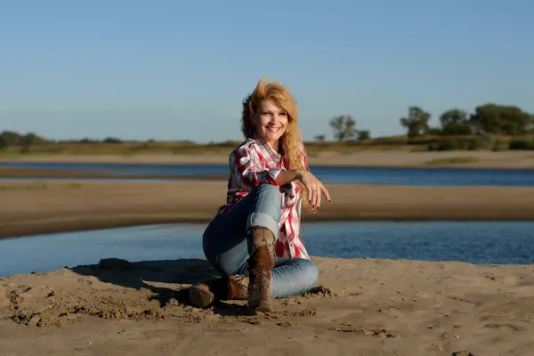 สาวแดงบนชายหาด — ภาพถ่ายสต็อก
