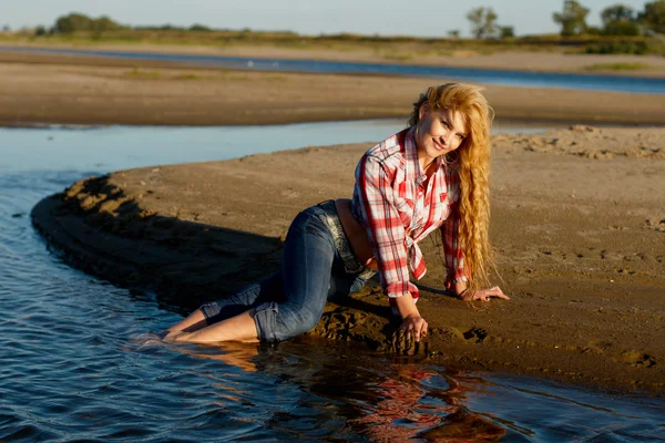 สาวแดงบนชายหาด — ภาพถ่ายสต็อก