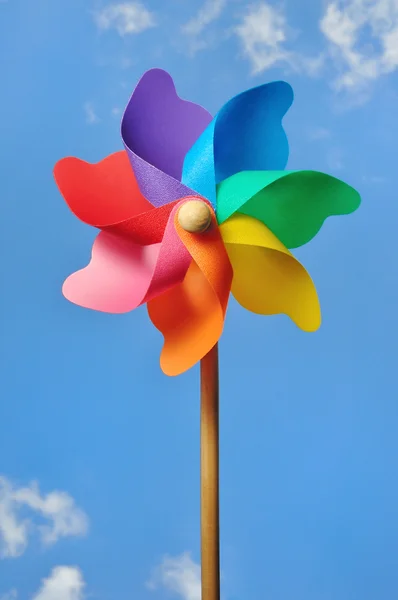 바람개비 또는 파란 하늘 배경으로 풍차 — 스톡 사진