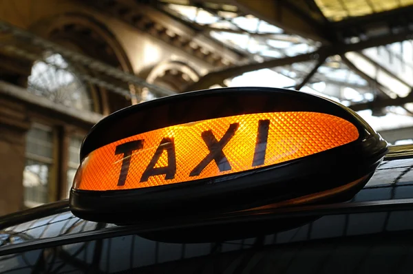 Taxi am Bahnhof — Stockfoto