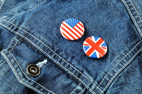 Μας και το Ηνωμένο Βασίλειο κουμπιά σε ένα σακάκι τζιν — Φωτογραφία Αρχείου