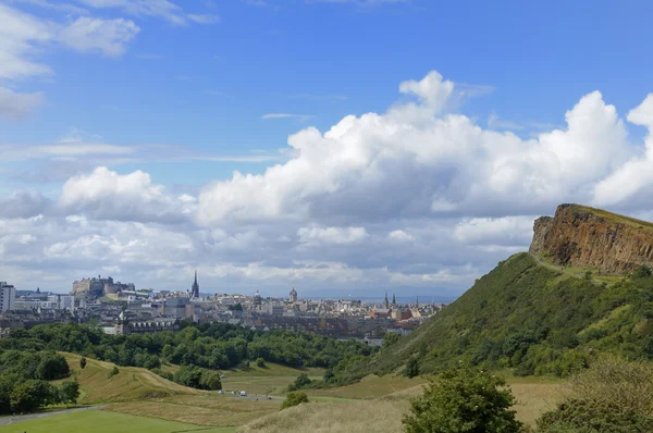 Edinburgh és salisbury crags — Stock Fotó