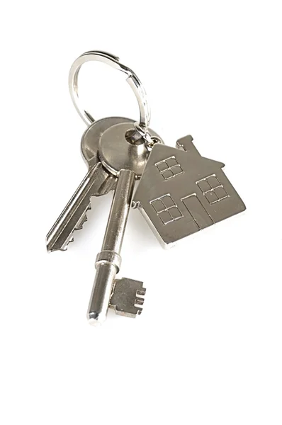 Hausschlüssel Mit Einem Hausförmigen Schlüsselanhänger Isoliert Auf Weiß — Stockfoto