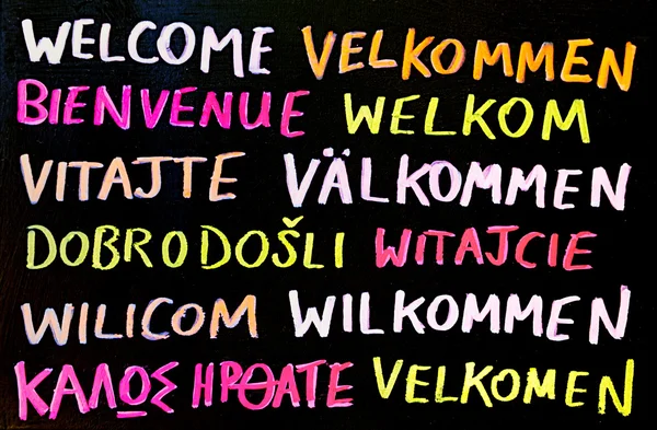 Cartello Benvenuto Multilingue Scritto Una Lavagna Gesso — Foto Stock