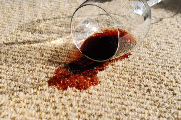 Verschütteter Wein auf Teppich — Stockfoto