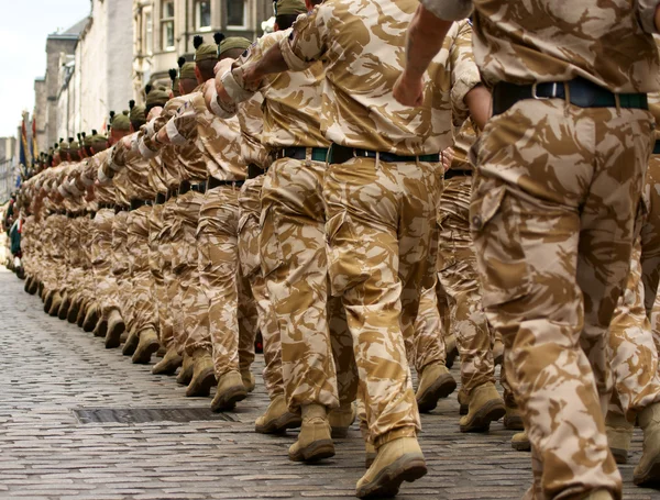 Στρατιώτες Του Βρετανικού Στρατού Βαδίζοντας Στην Έρημο Καμουφλάζ Στολή — Φωτογραφία Αρχείου