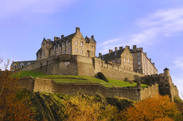 爱丁堡城堡在一天的美丽清晰 色彩鲜艳的秋天 — 图库照片
