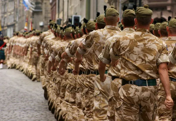 Coluna de soldados marchando . Fotografia De Stock