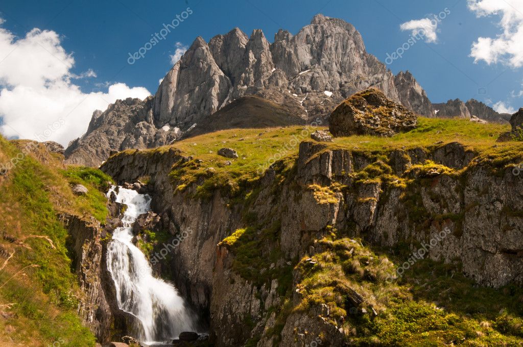 Chaukhebi Mountains in Juta, Kazbegi, Georgia — Stock Photo