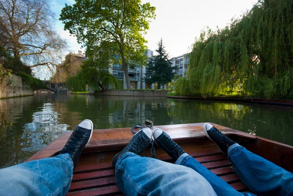 Paar op een boot in cambridge Rechtenvrije Stockfoto's