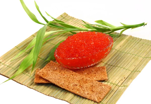 Platt glasskål med röd kaviar — Stockfoto