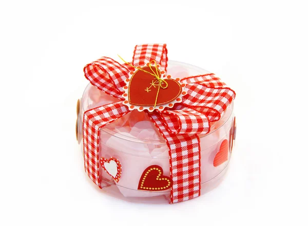 Прозрачная подарочная коробка с красным луком и сердцами — стоковое фото