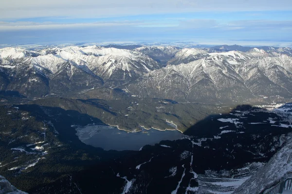 Vista para o lago nos Alpes — Fotografia de Stock