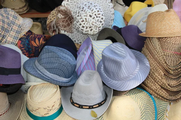 거리 시장에서 모자 스톡 사진