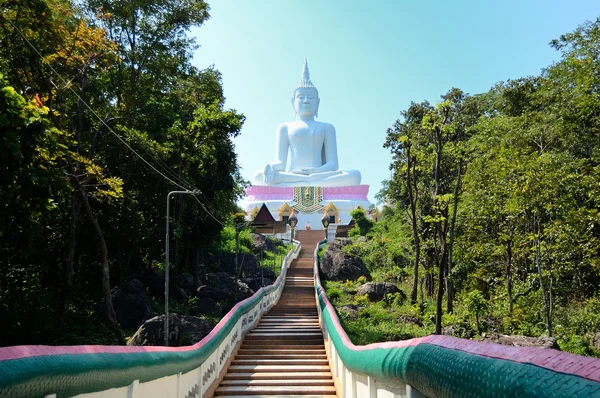 在一座山的泰国寺佛像 — 图库照片