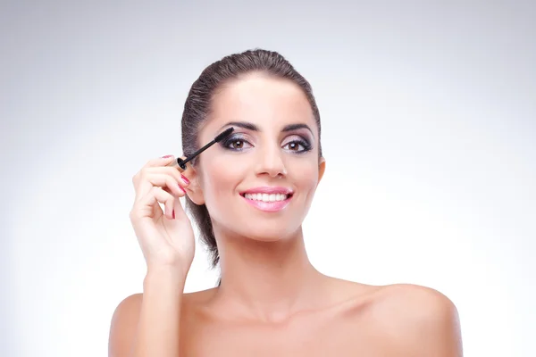 Young woman applying mascara — Stock Photo, Image