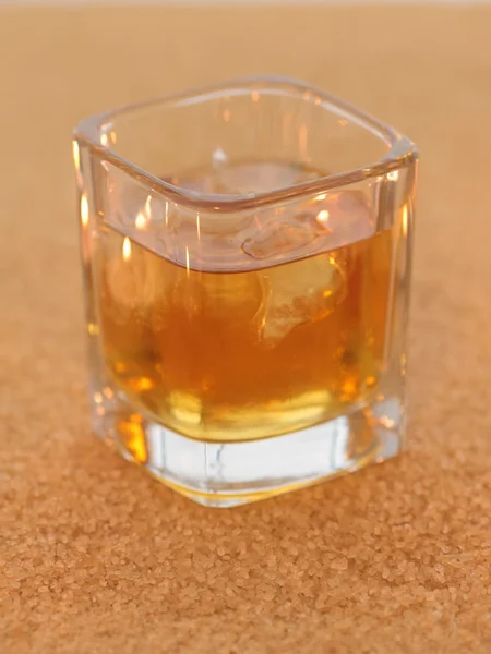 Whisky na tle cukru — Zdjęcie stockowe