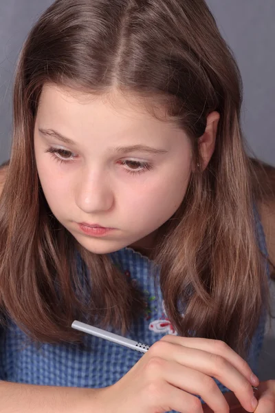 Teenage girl doing homework — Stock Photo, Image