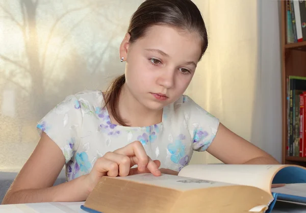 Adolescente chica leyendo —  Fotos de Stock