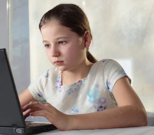 Teenage girl using laptop — Stock Photo, Image