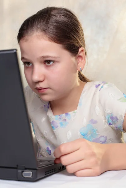 Menina adolescente usando laptop Fotografias De Stock Royalty-Free