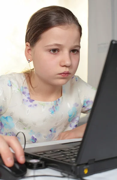 少女使用的便携式计算机 图库照片