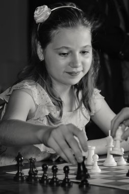 satranç oynayan kız
