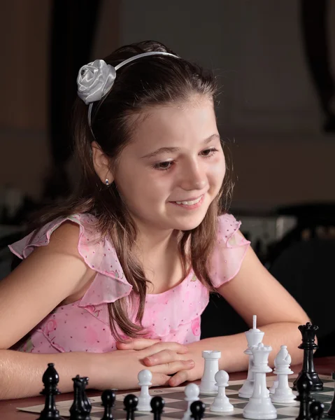 Dziewczyna gra w szachy — Zdjęcie stockowe
