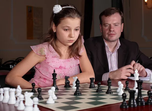 트레이너와 함께 체스 교육에 스톡 사진