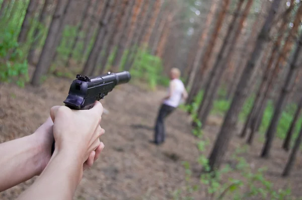 Matar al hombre en el bosque —  Fotos de Stock
