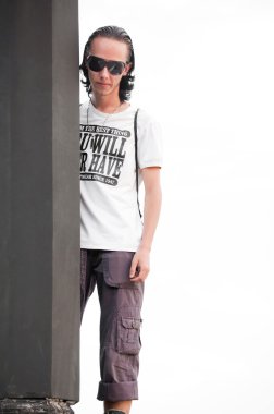 adamın yanında sütun