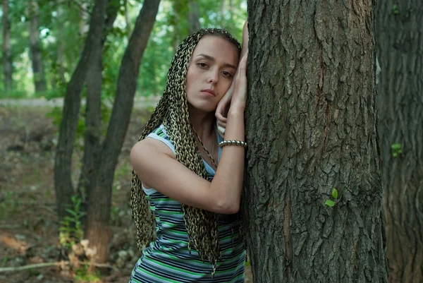 Dívka v lese topol — Stock fotografie