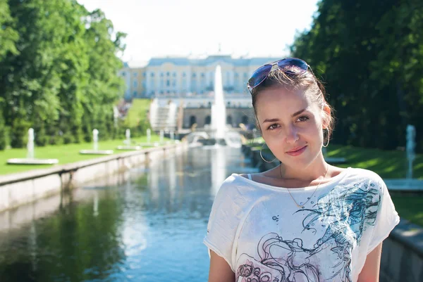 Girl in lower park of the Peterhof — Stock Photo, Image