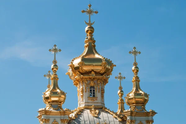 大教堂与黄金装饰品的彼得夏宫 — 图库照片
