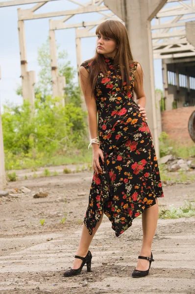 Mode meisje in jurk met bloemen — Stockfoto