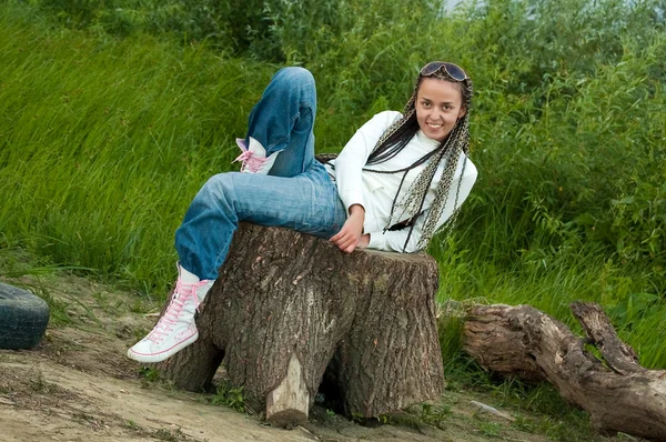 Mädchen auf Baumstumpf — Stockfoto