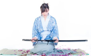 katana ile Mavi kimono içinde itaatkâr geyşa