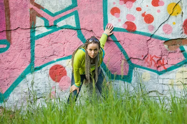 Dívka na graffiti pozadí — Stock fotografie
