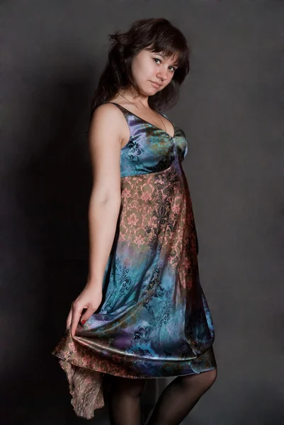 Meisje in versicolor jurk — Stockfoto