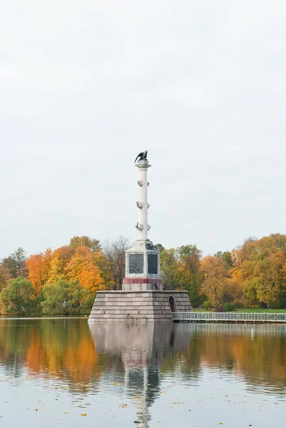 Monument in het midden van het meer — Stockfoto