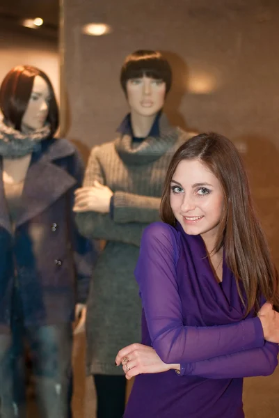 Girl and two mannequins — Stock Photo, Image