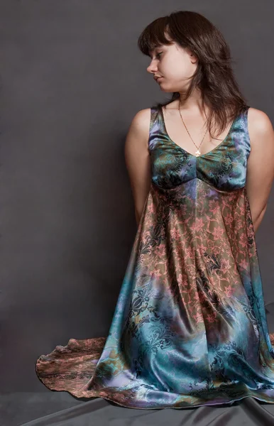 Flicka i versicolor klänning — Stockfoto