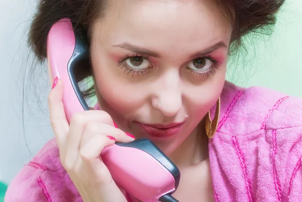 Meisje belt roze telefoon — Stockfoto