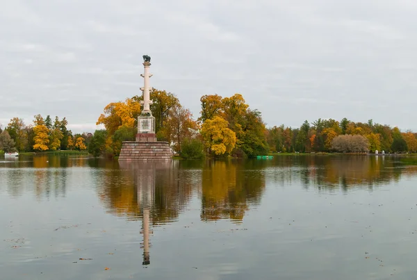 Monumento no meio do lago — Fotografia de Stock