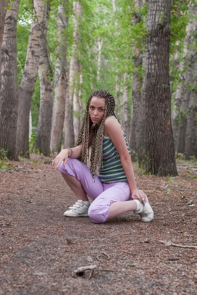 Девушка в тополевом лесу — стоковое фото
