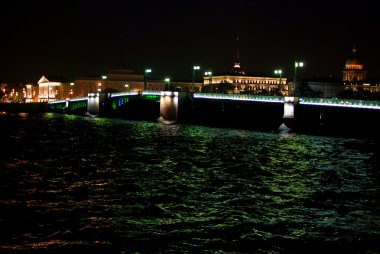 st. petersburg şehrinde gece köprü